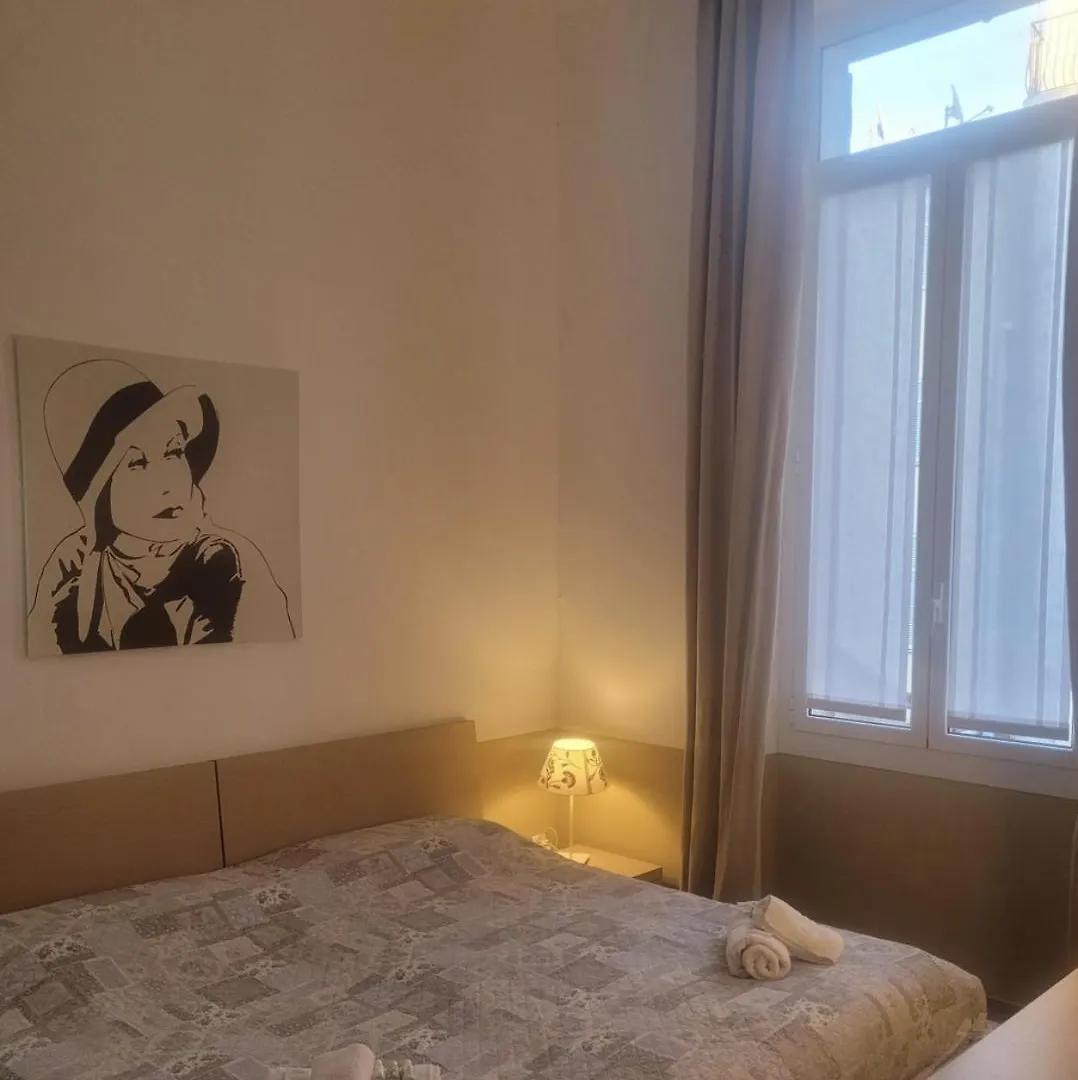 Centre Cannes Mace 0*,  França